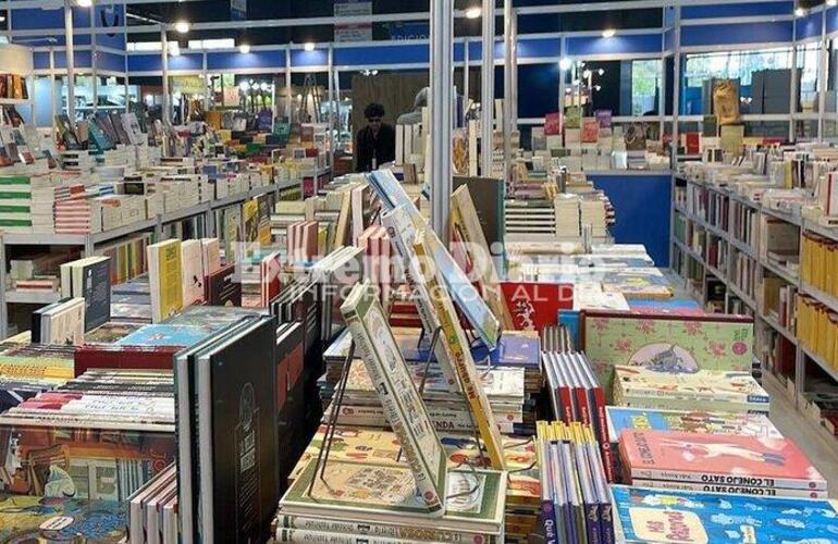 Imagen de Fighiera: Viaje a la Feria del Libro y tour por sitios porteños