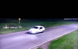El momento en el que los delincuentes hu&iacute;an con el auto robado. Imagen de c&aacute;mara comunal.