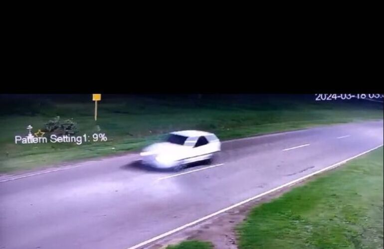 El momento en el que los delincuentes hu&iacute;an con el auto robado. Imagen de c&aacute;mara comunal.