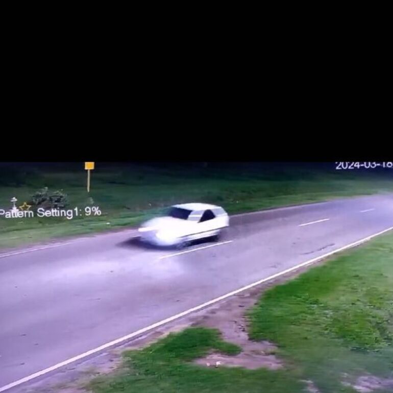 El momento en el que los delincuentes huían con el auto robado. Imagen de cámara comunal.