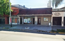 Imagen de Balearon una farmacia a plena tarde en zona sur y dejaron una nota amenazante