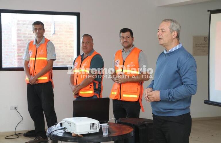 Imagen de Capacitaci&oacute;n para funcionarios sobre Protecci&oacute;n Civil y Gesti&oacute;n de Riesgos, RCP y uso de DEA