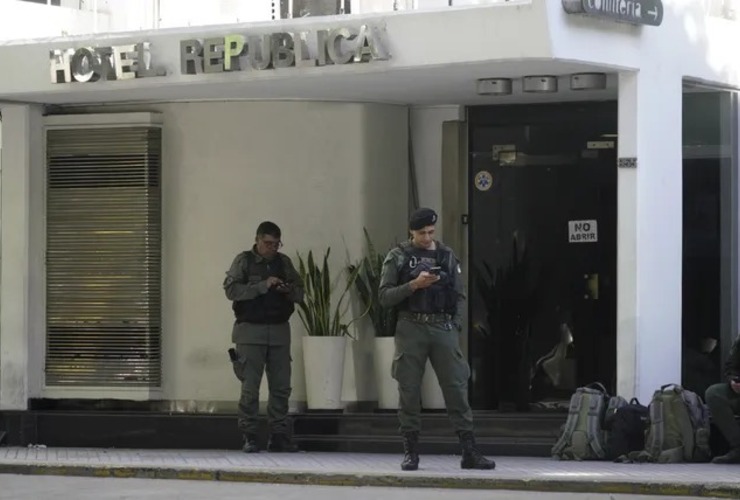 El Hotel República, en San Lorenzo y San Martín, es uno de los alojamientos donde los efectivos residen en la ciudad.