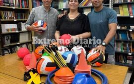 Imagen de La Comuna entreg&oacute; elementos deportivos a la Escuela N&deg; 3007