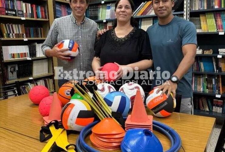 Imagen de La Comuna entregó elementos deportivos a la Escuela N° 3007