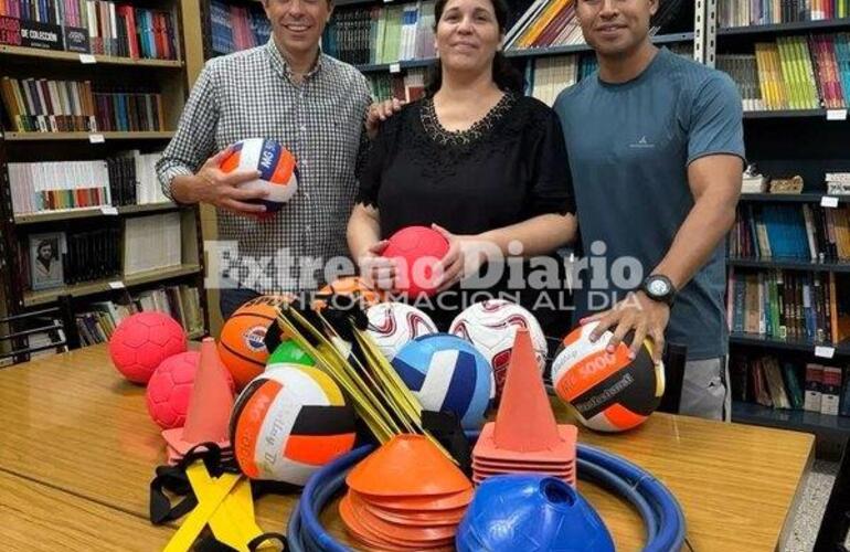 Imagen de La Comuna entregó elementos deportivos a la Escuela N° 3007