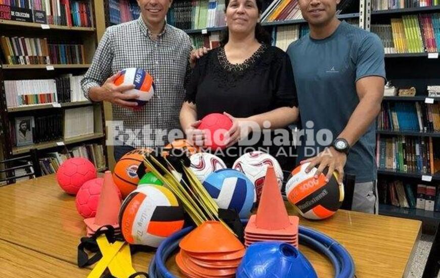 Imagen de La Comuna entreg&oacute; elementos deportivos a la Escuela N&deg; 3007