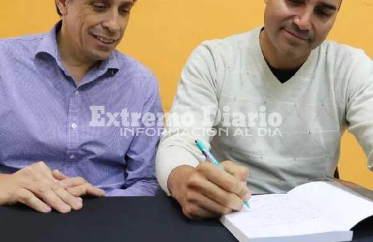 Imagen de Fighiera: Pablo Galassi editó su primer libro