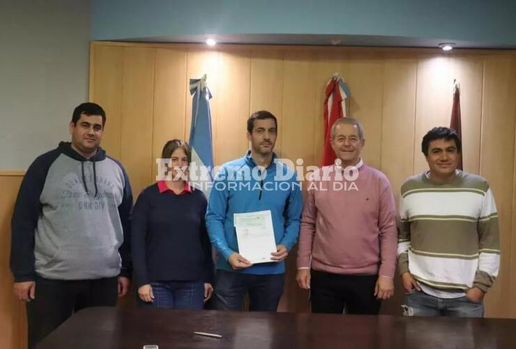 Imagen de La Municipalidad entregó un aporte económico a los Bomberos Voluntarios