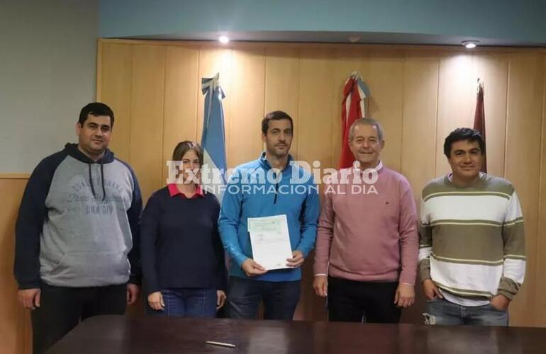 Imagen de La Municipalidad entregó un aporte económico a los Bomberos Voluntarios