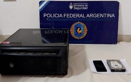 El material secuestrado en el departamento de la pareja, que ser&aacute; enviado a peritar. (Polic&iacute;a Federal)
