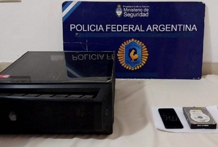 El material secuestrado en el departamento de la pareja, que será enviado a peritar. (Policía Federal)