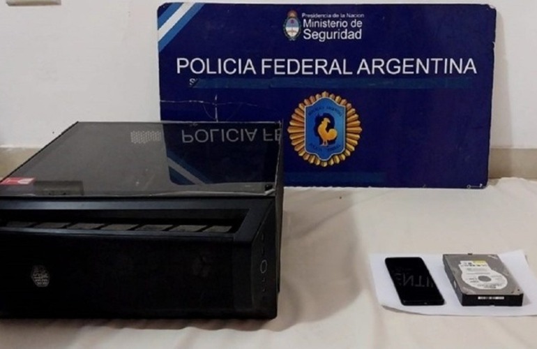 El material secuestrado en el departamento de la pareja, que será enviado a peritar. (Policía Federal) El material secuestrado en el departamento de la pareja, que será enviado a peritar. (Policía Federal)