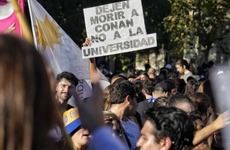 Multitudinaria manifestación en Rosario por la educación pública. (Alan Monzón/Rosario3)
