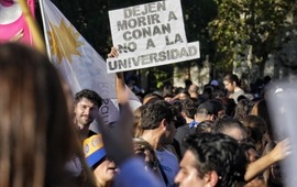 Multitudinaria manifestaci&oacute;n en Rosario por la educaci&oacute;n p&uacute;blica. (Alan Monz&oacute;n/Rosario3)