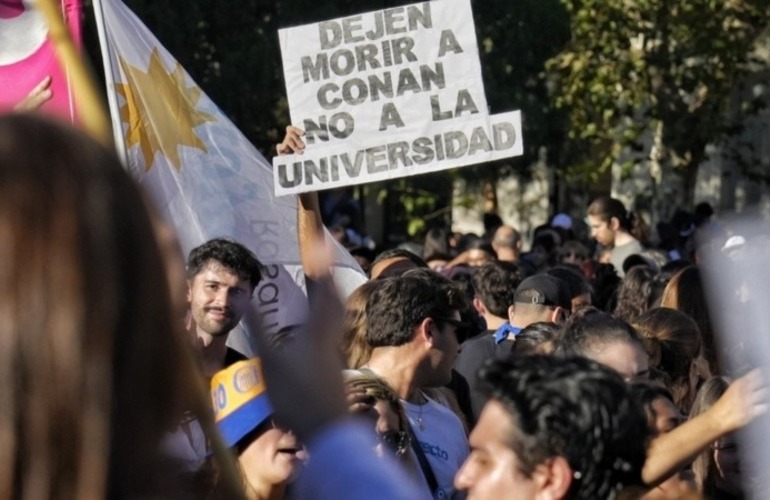 Multitudinaria manifestación en Rosario por la educación pública. (Alan Monzón/Rosario3)