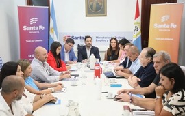 Representantes de los gremios docentes y del gobierno provincial en un pasaje de la &uacute;ltima paritaria.