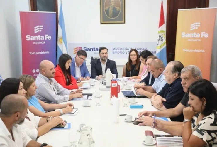 Representantes de los gremios docentes y del gobierno provincial en un pasaje de la última paritaria.