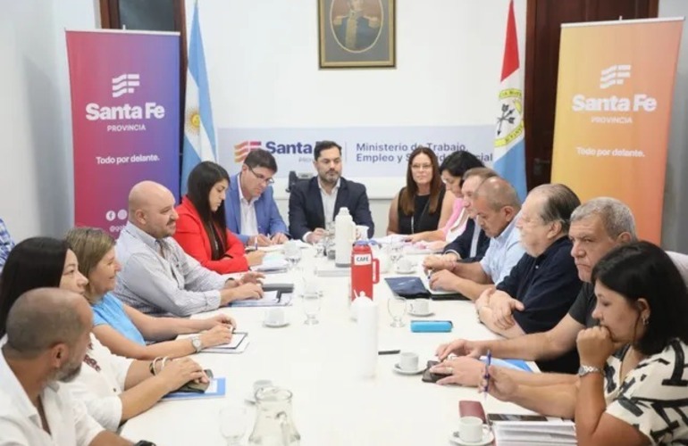 Representantes de los gremios docentes y del gobierno provincial en un pasaje de la última paritaria.