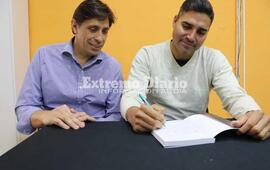 El escritor entreg&oacute; al presidente comunal un ejemplar de su obra.