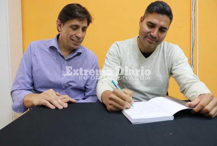 El escritor entregó al presidente comunal un ejemplar de su obra.