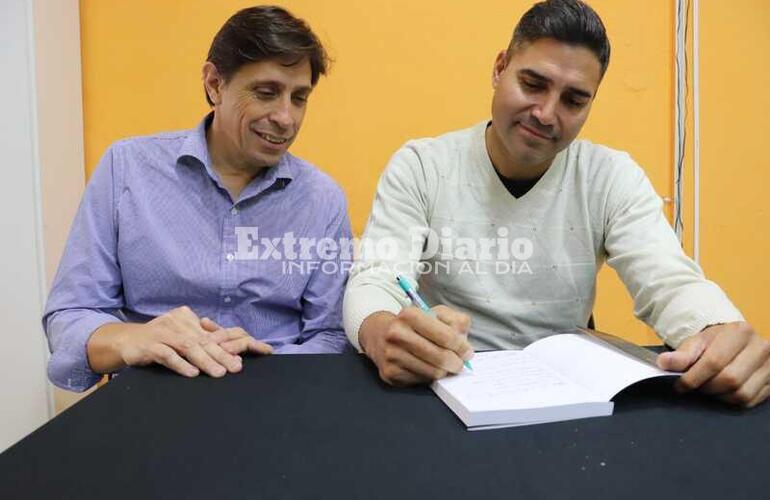 El escritor entreg&oacute; al presidente comunal un ejemplar de su obra.