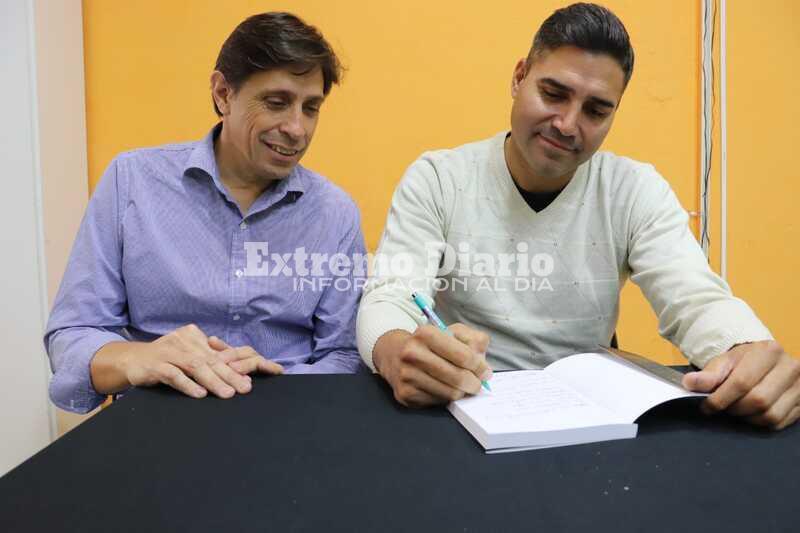El escritor entreg&oacute; al presidente comunal un ejemplar de su obra.