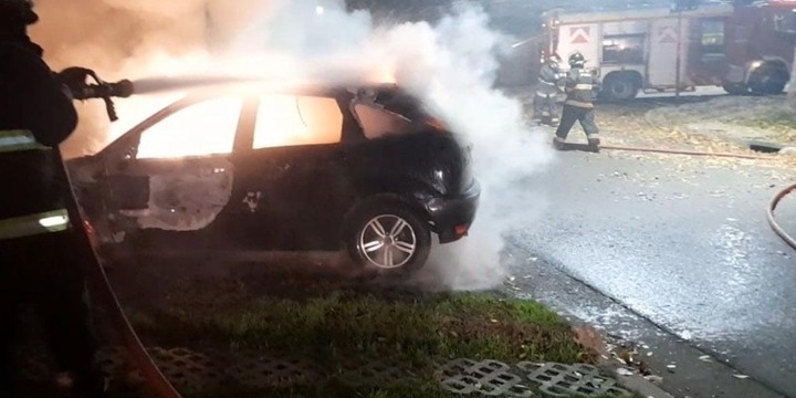 Uno de los autos incendiados el sábado a la madrugada. (Bomberos Zapadores)