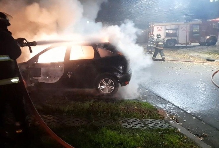 Uno de los autos incendiados el sábado a la madrugada. (Bomberos Zapadores)