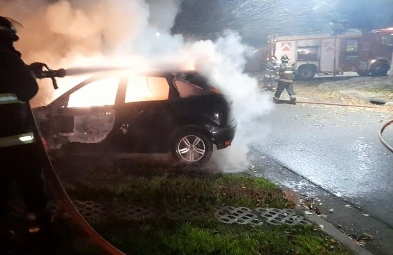 Uno de los autos incendiados el sábado a la madrugada. (Bomberos Zapadores)