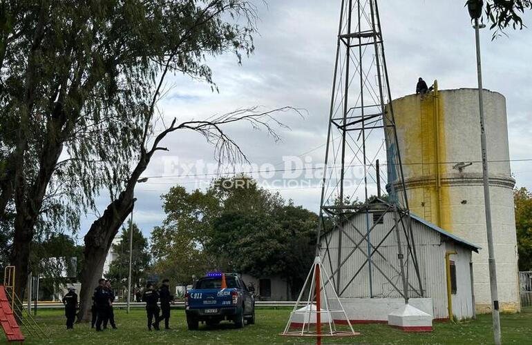 Imagen de Ya bajó: Subió a un tanque y se desplegó un operativo en el lugar