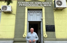Ricardo Mansilla en las puertas del Centro de Jubilados y Pensionados de Arroyo Seco.