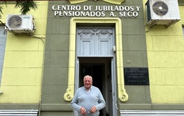 Ricardo Mansilla en las puertas del Centro de Jubilados y Pensionados de Arroyo Seco.