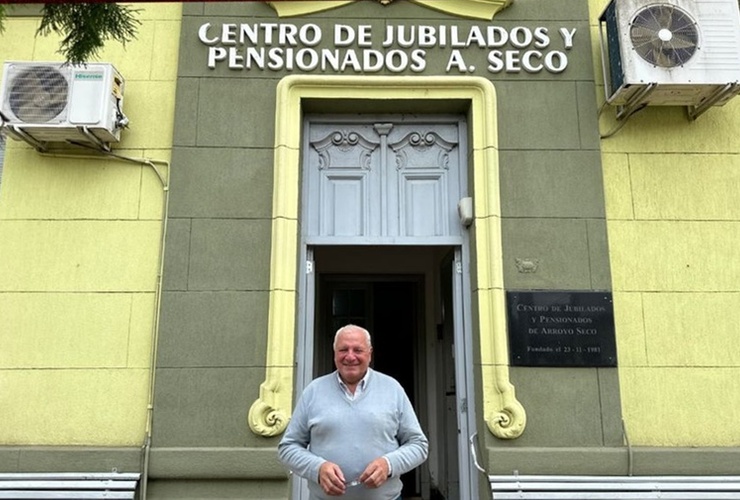 Ricardo Mansilla en las puertas del Centro de Jubilados y Pensionados de Arroyo Seco.