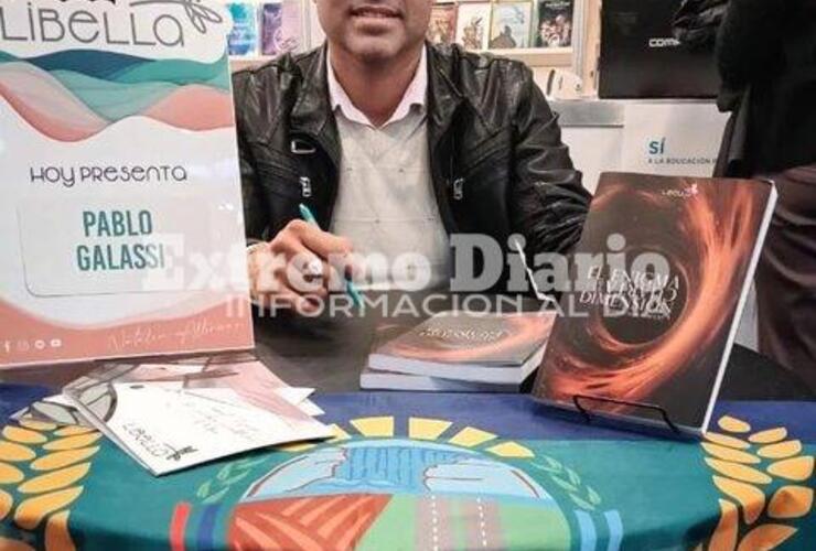 Imagen de Fighiera: Pablo Galassi presentó su novela en la Feria del Libro