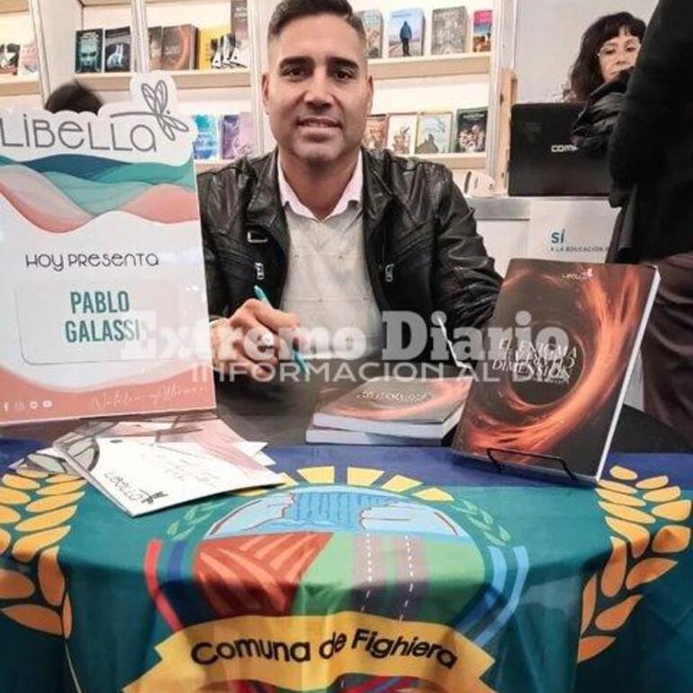 Imagen de Fighiera: Pablo Galassi presentó su novela en la Feria del Libro