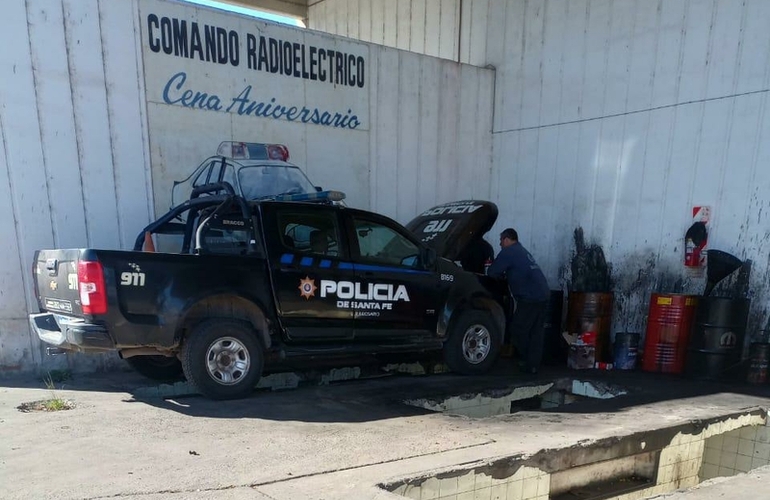 El trabajo en conjunto permitió la rápida acción para reparar un móvil.