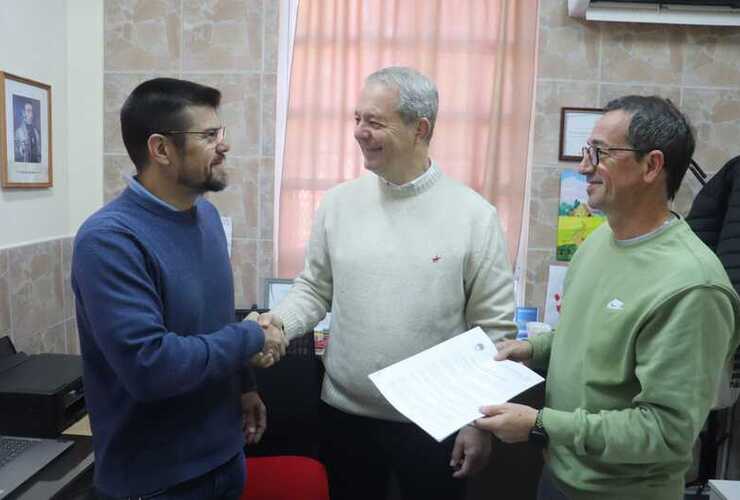 Imagen de Firmas de convenios con la E.E.T.P. N&deg;650 y el CEF N&deg;46 para la utilizaci&oacute;n del Complejo "Los Tiburones"