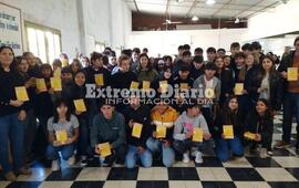 Imagen de Fighiera: Entrega de la Constituci&oacute;n Nacional a alumnos de 3&deg; a&ntilde;o