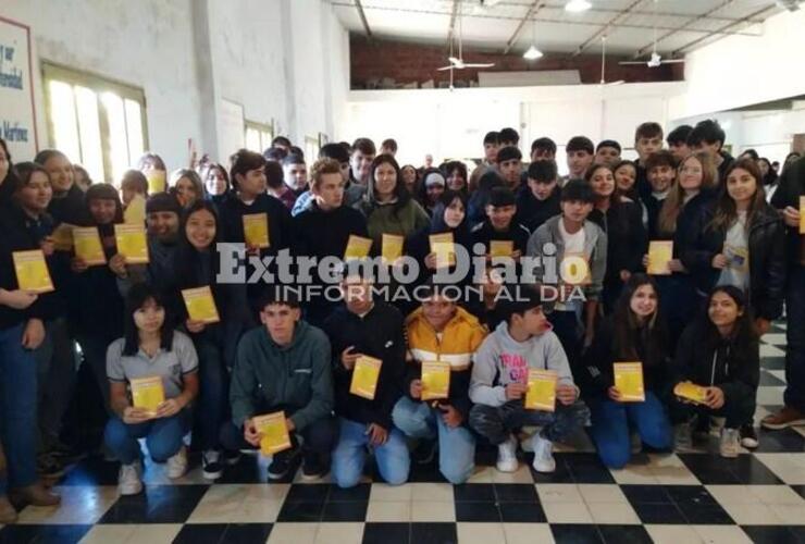 Imagen de Fighiera: Entrega de la Constitución Nacional a alumnos de 3° año