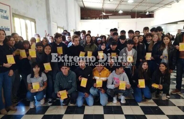 Imagen de Fighiera: Entrega de la Constitución Nacional a alumnos de 3° año