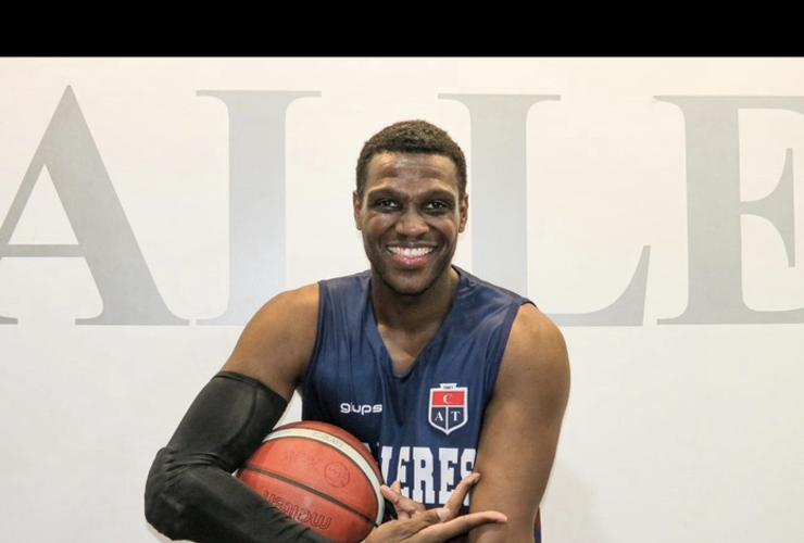 Imagen de Antonio Davis anot&oacute; 43 puntos y 27 rebotes para Talleres ante Echesortu.