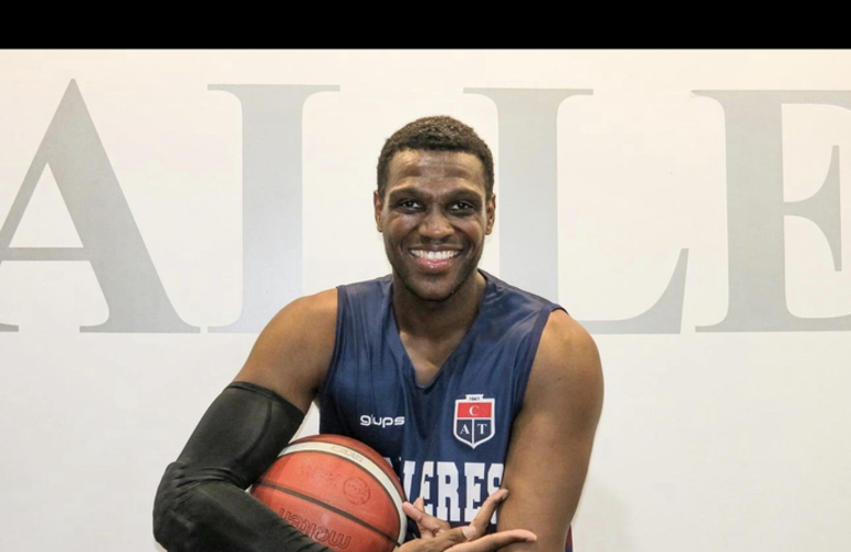 Imagen de Antonio Davis anot&oacute; 43 puntos y 27 rebotes para Talleres ante Echesortu.