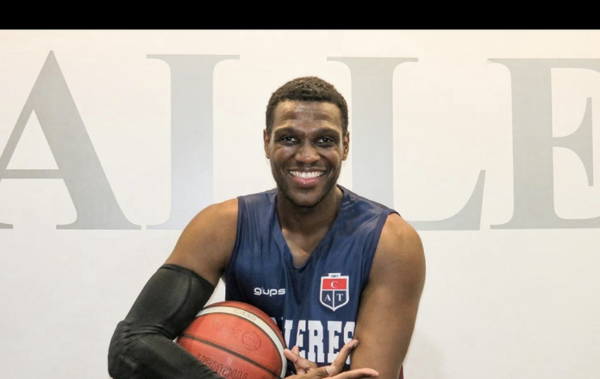 Imagen de Antonio Davis anot&oacute; 43 puntos y 27 rebotes para Talleres ante Echesortu.