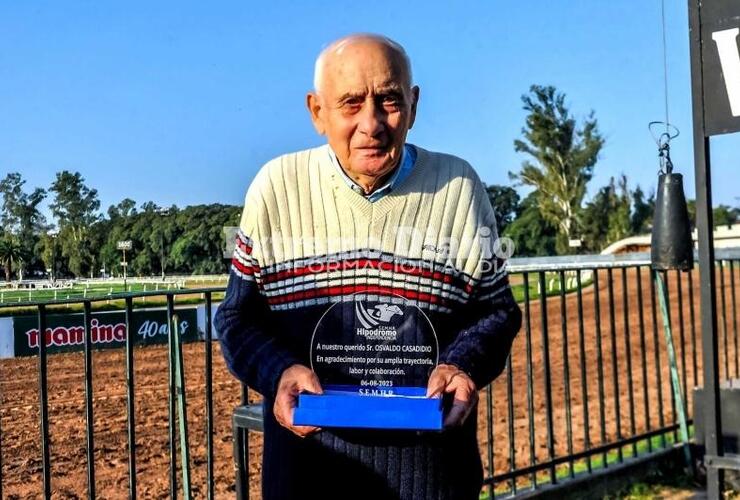 Imagen de Una vida de pasi&oacute;n por el turf rosarino: emotivo homenaje a Osvaldo "Radi" Casadidio