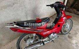 La moto Honda Wave en la que se movilizaba el chico de Fighiera.