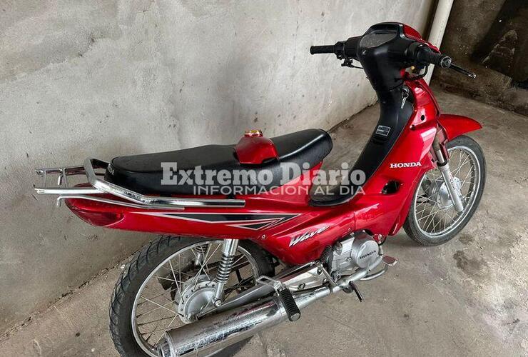 La moto Honda Wave en la que se movilizaba el chico de Fighiera.