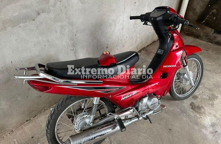 La moto Honda Wave en la que se movilizaba el chico de Fighiera.