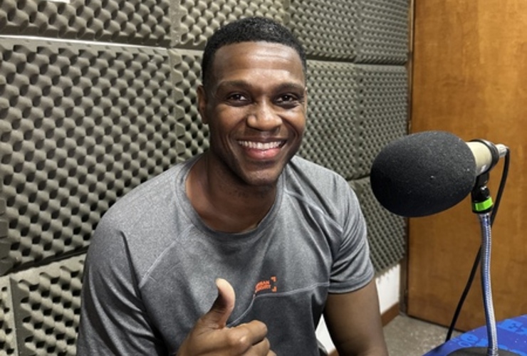 Imagen de Antonio Davis visitó Radio Extremo 106.9 y habló sobre el básquet de Talleres.