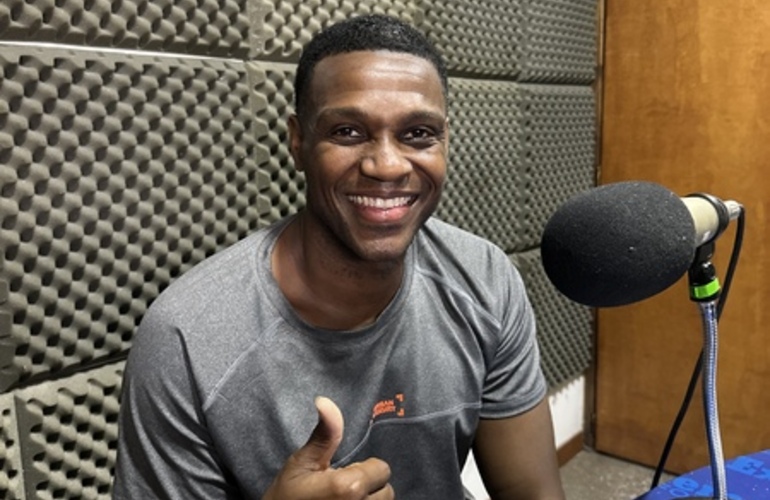 Imagen de Antonio Davis visit&oacute; Radio Extremo 106.9 y habl&oacute; sobre el b&aacute;squet de Talleres.